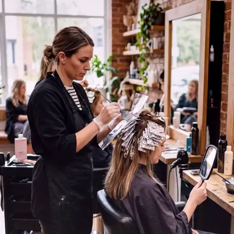 Weiss Adler – Farbtechniken und Balayage